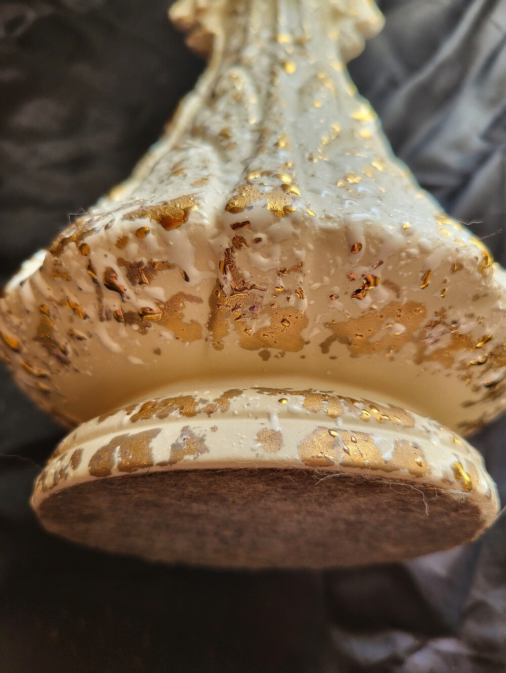Savory China 12 In. Vase With 24 Kt. Splattered Gold Throughout. - Picture 10 of 16